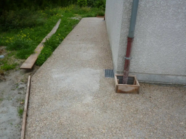 pourtour-de-la-maison-en-beton-gravillonne